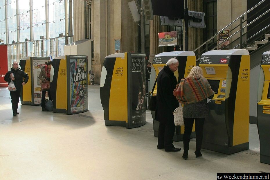 Kaartjes voor de treinen kun je bij de automaten kopen. Er zijn ook kiosken.Tips: Het treinstation Gare du Nord in Parijs..