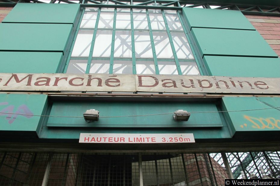 Net zoals veel andere markten ligt ook de antiekmarkt Marché Dauphine in de Rue des Rosiers. Tip: Bezoek de rommelmarkten van Le Marché Aux Puces de Saint-Ouen.