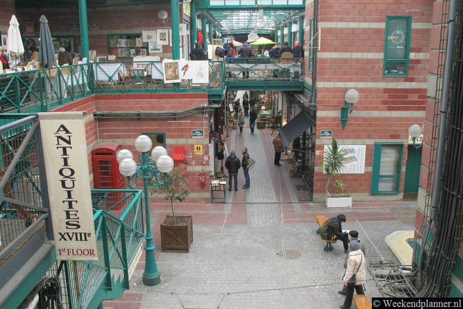 De markt is op zaterdag, zondag en op maandag geopend.br>Foto's van een bezoek aan de markt Marché Malassis.