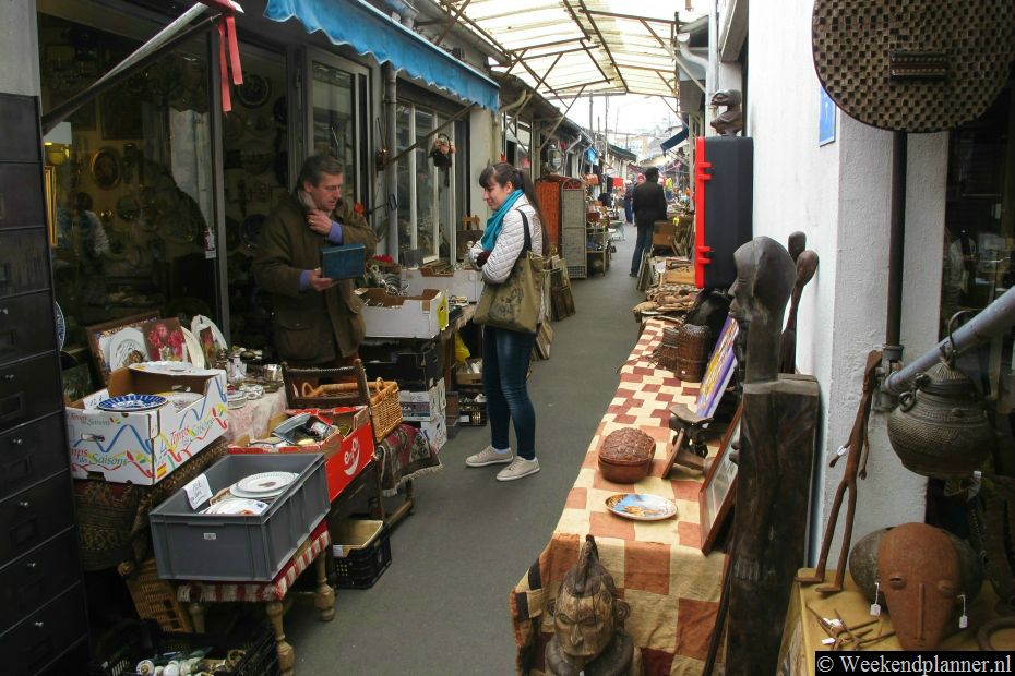 De markt lijkt nog op de markt zoals het vroeger was met zijn smalle kronkelende paden en kleine winkeltjes.Foto's van een bezoek aan de markten van  Saint Ouen.