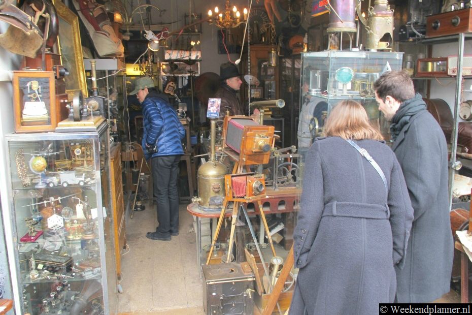 Ieder winkeltje is gespecialiseerd. Hier zie je een winkeltje met oude camera's en foto's.Tip: De markten van Parijs.
