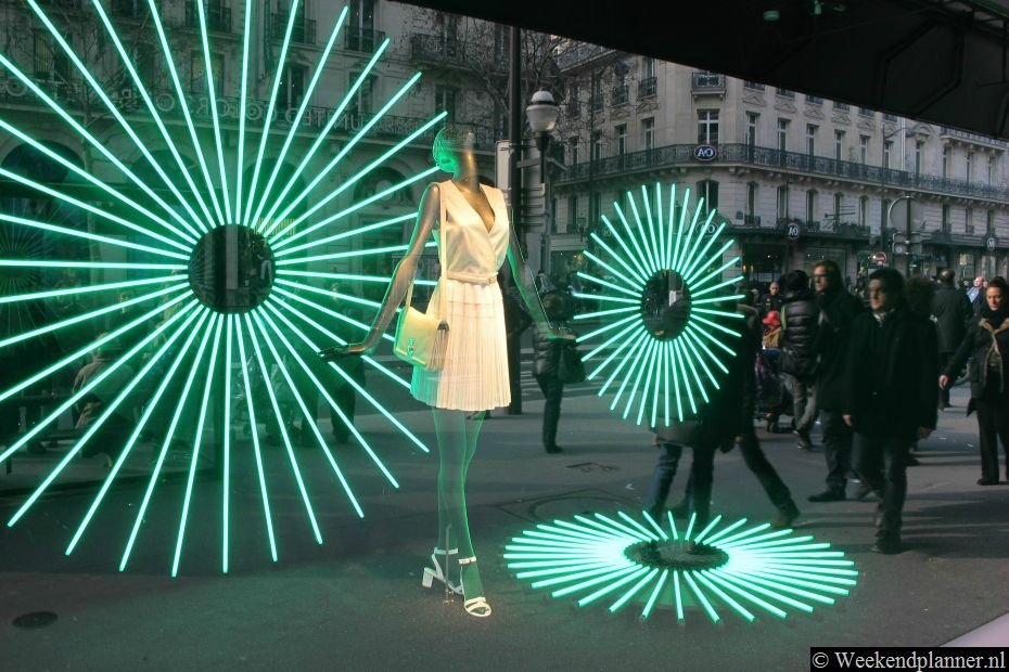 De etalages van Printemps aan de Boulevard Haussman zijn altijd de moeite waard om te bekijken. Tip: De attracties in het centrum van Parijs..