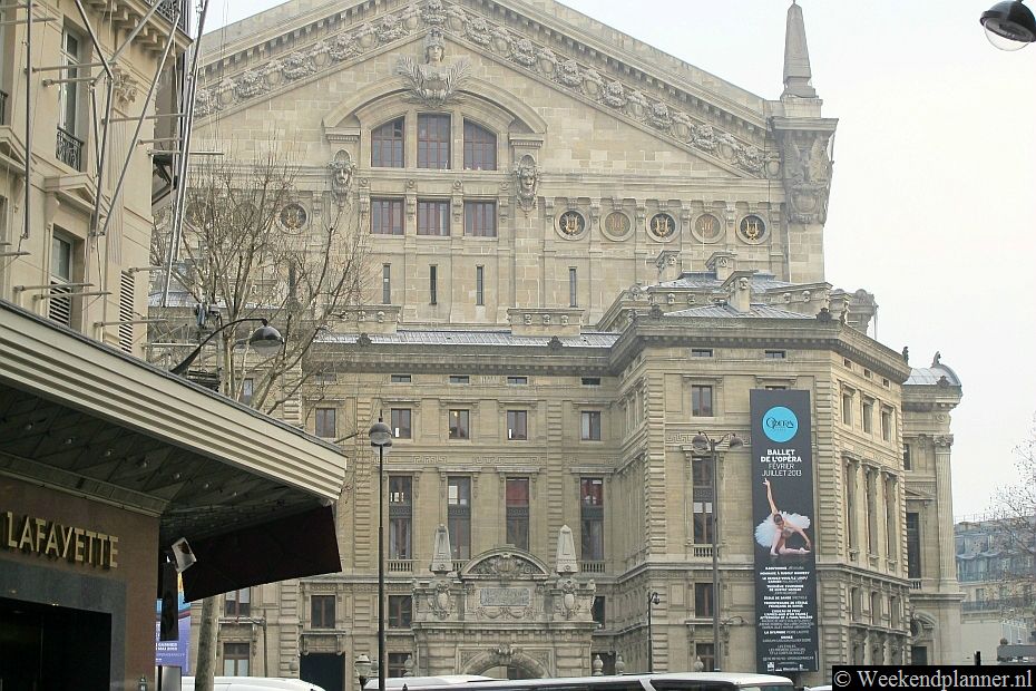 Naast Galeries Lafayette ligt de achterzijde van het vroegere operagebouw, Palais Garnier. Hier vinden tegenwoordig balletvoorstellingen plaats.Tips: Uitgaan in Parijs..