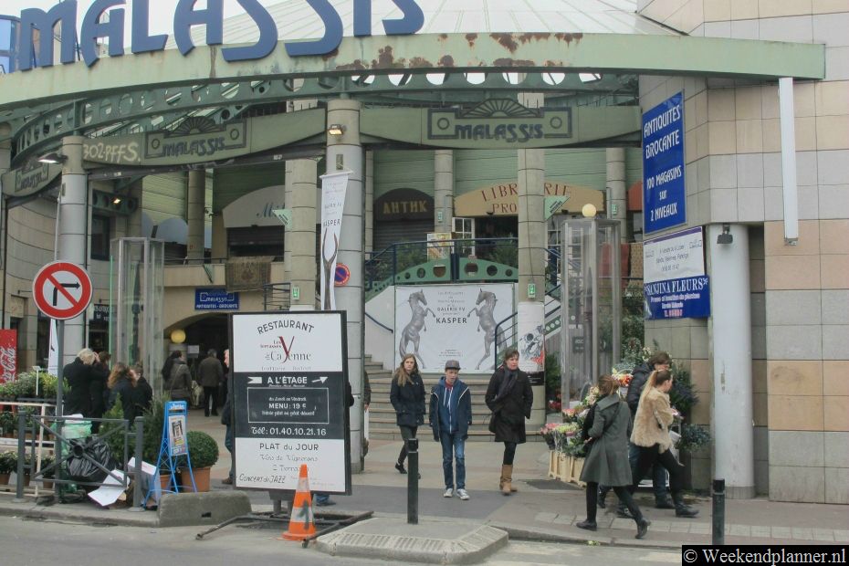 Marché Malassis is een markt  met  antiekwinkeltjes en kunst in de beroemde vlooienmarkt Le Marché Aux Puces de Saint-Ouen. De markt ligt in de de Rue de Rosiers.Tip: Bezoek de rommelmarkten van Le Marché Aux Puces de Saint-Ouen.