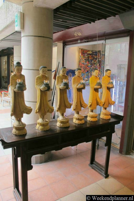 Als je van Oosters beeldhouwwerk houdt moet je hier zijn.Foto's van een bezoek aan de nabijgelegen markt Marché Dauphine.