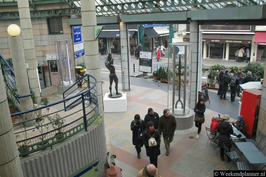 Marché Malassis ligt  tegenover de ingang van een andere markt, Marché Vernaison.Foto's van de markt Marché Vernaison.