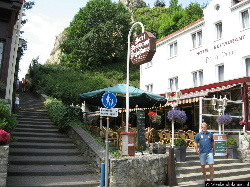 Via deze trap kun je naar het kasteel op de heuvel. De trap ligt naast Hotel Restaurant de la Ruïne bij de Middeleeuwse Berkelpoort in de Berkelstraat. Tip: Er is een culinair kasteelhotel aan de rand van Valkenburg.