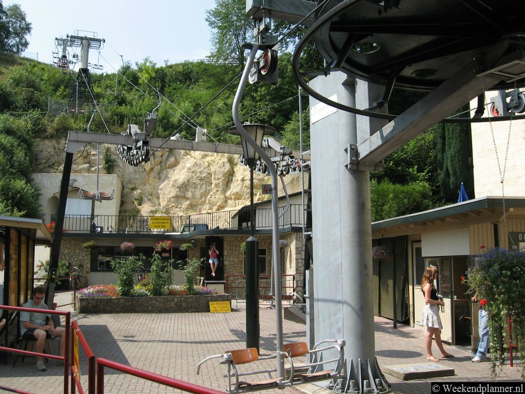 Je kunt de Heunsberg oplopen maar leuker is het misschien om met de kabelbaan naar het restaurant op de Heunsberg te gaan. Adres van de kabelbaan: Neerhem 44.