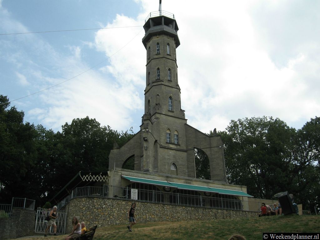 Op de Heunsberg staat een uitkijktoren met restaurant. Vanaf deze toren, de Wilhelminatoren, kun je in het weekend soms abseilen.Tip: De attracties van Zuid-Limburg.