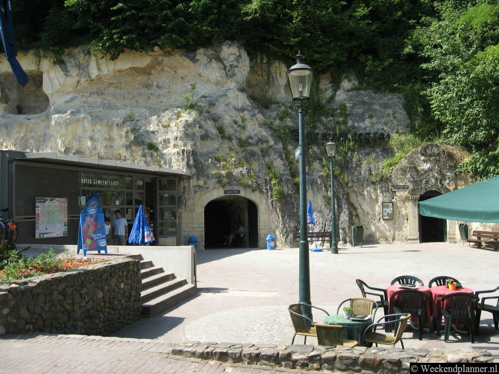 Dit is de ingang van de Gemeentegrot in Valkenburg. Bij de kassa koop je een kaartje voor een rondleiding met een gids door de voormalige mergelmijn. De ingang ligt achter de heuvel met het kasteel.Tip: Bezoek de grotten van Valkenburg.
