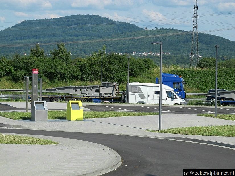 Dit is Autobahn A5 richting Karlsruhe (40 km) en richting Freiburg (110 km) en Bazel (170 km). Aan de Autobahn A5 staat hier bij Baden Baden een motel met wegrestaurant.Tip: Hotels bij de Autobahn A5 in het Zwarte Woud.
