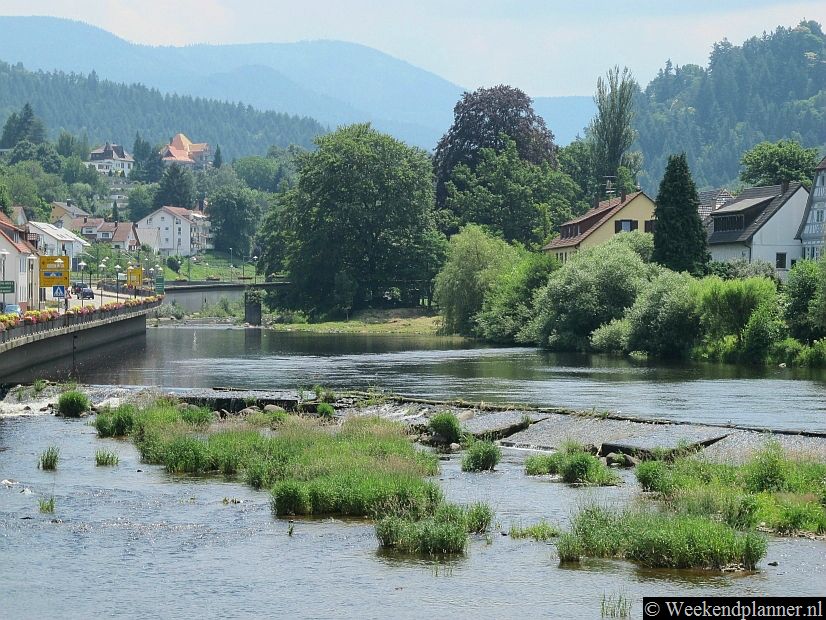 Het historische stadje Gernsbach ligt ongeveer 15 km van Baden Baden aan de rivier Murg.Tip: Leuke plaatsen in het Zwarte Woud.