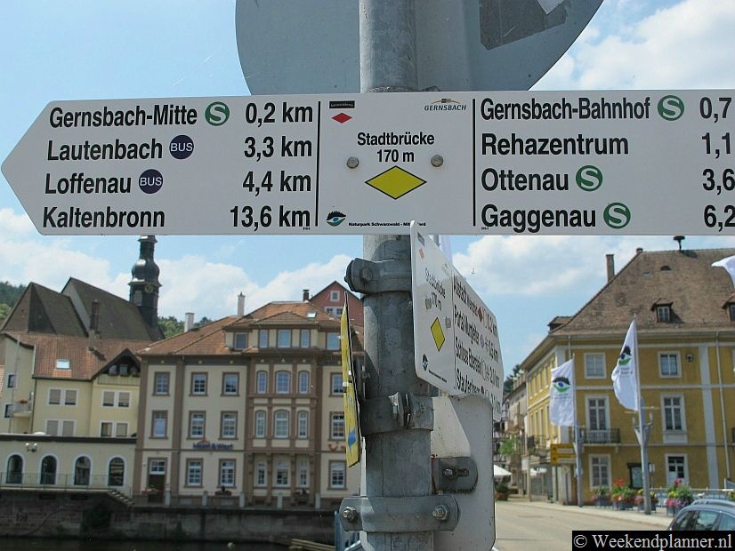 Deze richtingaanwijzer staat bij de stad Gernsbach voor de brug bij het centrum.Tip: Leuke plaatsen in het Zwarte Woud.