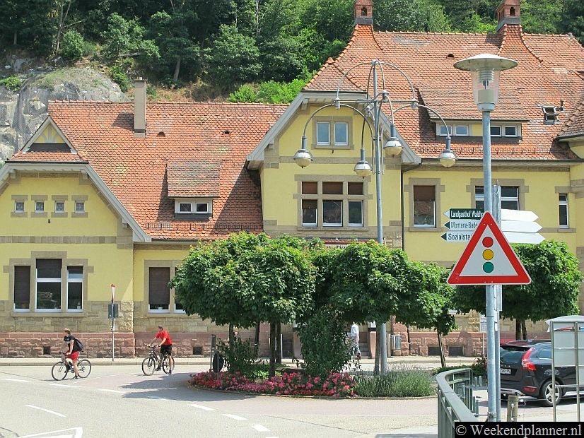 De stad Gernsbach ligt in een dal aan de rivier en je kunt vanuit Gernsbach in minder dan een uur naar Baden Baden fietsen.Tip: Mooie plaatsen in het Zwarte Woud.