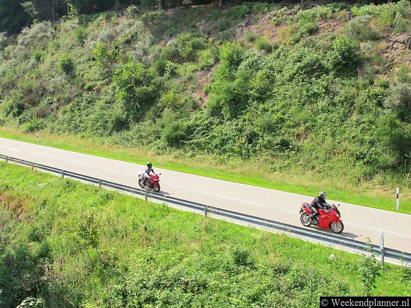 De kronkelende wegen in het middelgebergte rond Baden Baden zijn heel geschikt voor een weekendje fietsen of motorrijden..Tip: Fietsen in het Zwarte Woud.