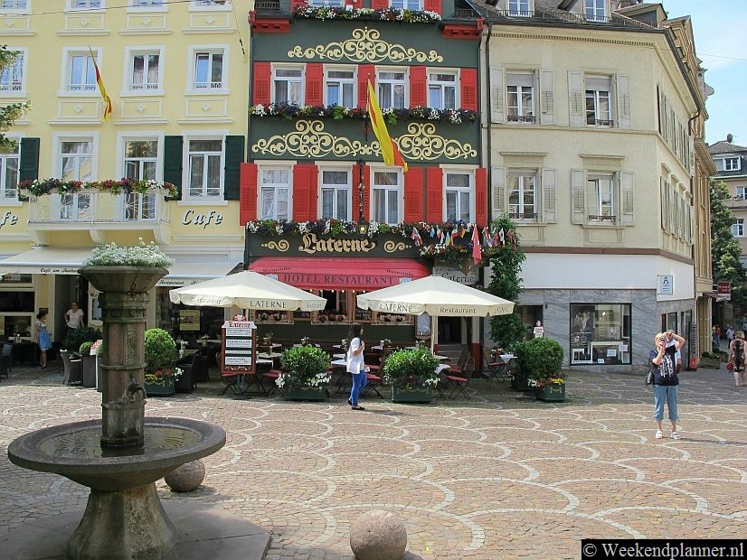 Aan de Gernsbacher Strasse in het historische centrum van Baden Baden liggen veel hotels en restaurants.  Dit is een fijne plaats om 's avonds op een terrasje te zitten.Foto's van de omgeving van Baden Baden.