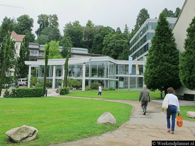 De twee kuurcentra van Baden baden liggen bij de Römerplatz.. Het moderne Caralla Thermen en het historische Friedrichsbad liggen naast elkaar. Ook als wellness niet je ding is kun je toch gaan zwemmen in het bronwater in het zwembad van de Caralla Thermen. Tip: De kuuroorden in het Zwarte Woud.