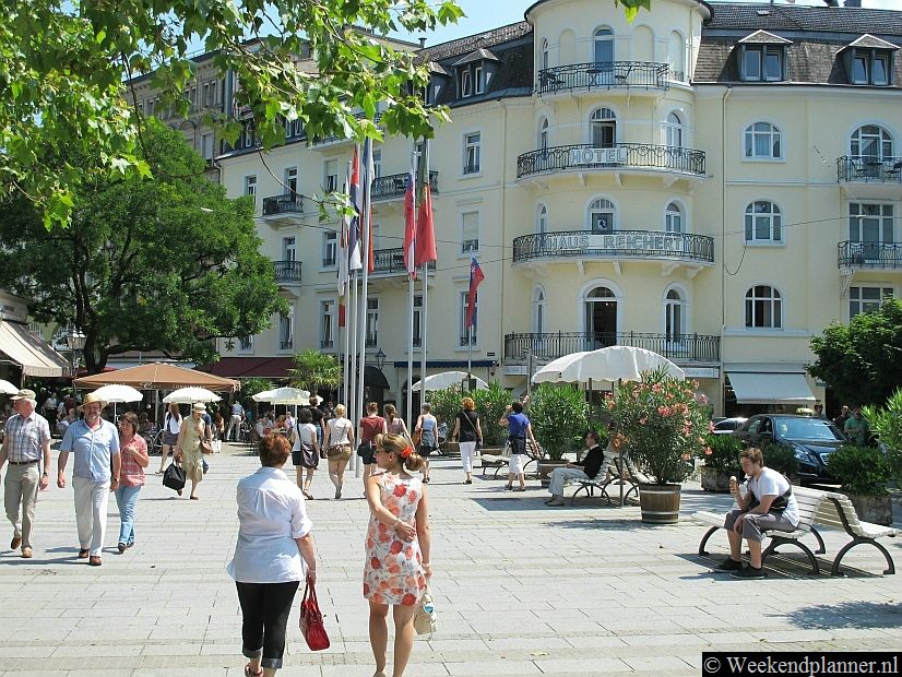 In de 19de eeuw kwamen de rijken uit heel Europa naar Baden Baden om te kuren en te gokken. Tegenwoordig trekt Baden Baden om dezelfde redenen nog steeds veel rijke Russen.Tip: Leuke plaatsen in het Zwarte Woud.