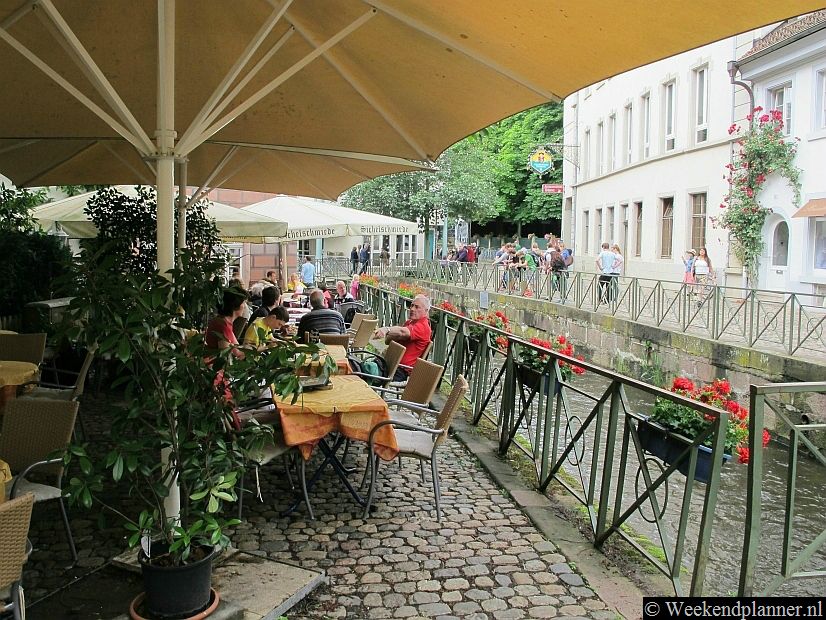 Freiburg is een universiteitsstad die bekend staat om de wijnbouw in de omgeving en brouwerijen. Dankzij de toeristen en de studenten zijn er dan ook veel drukbezochte terrasjes en Biergartens in de binnenstad. Tip: De attracties van Freiburg.