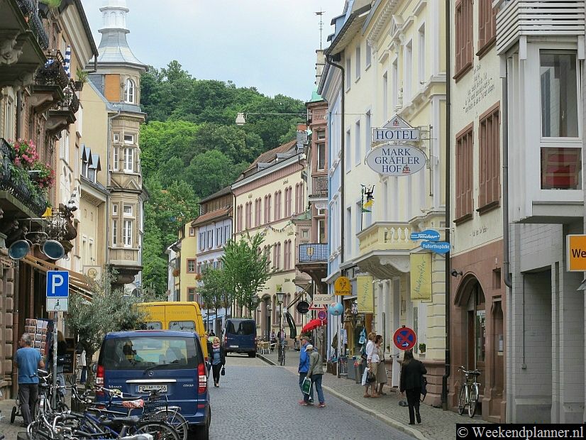 Dit is de winkelstraat Gerberau. Hier zijn veel antiekwinkels en zijn diverse leuke cafés en hotels met aan de achterzijde een terrasje aan het water.Tip: Reserveer een hotel n Freiburg.