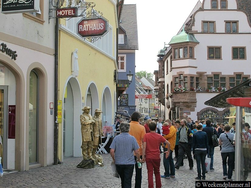 Het andere historische plein van Freiburg is het Rathausplatz. Dit plein ligt vlakbij de Münsterplatz en ligt dus erg centraal. Er zijn verschillende hotels op het plein.Tip: Overnachten in Freiburg.