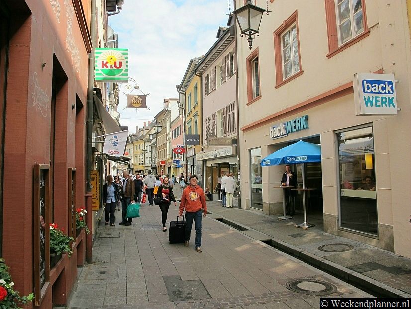 Sinds de twaalfde eeuw stroomt er water door de straten van Freiburg. Vroeger stroomde het in het midden van de straat maar in de 19de eeuw is dat verlegt maar de zijkant. Het wat komt uit de rivier en is dus redelijk schoon.