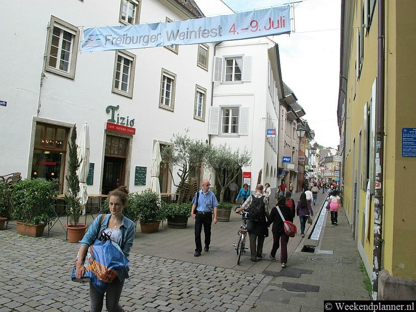 Dit is de Rathausgasse, een winkelstraat die uitkomt op het mooie plein Rathausplatz..Tip: Een weekend in Freiburg.
