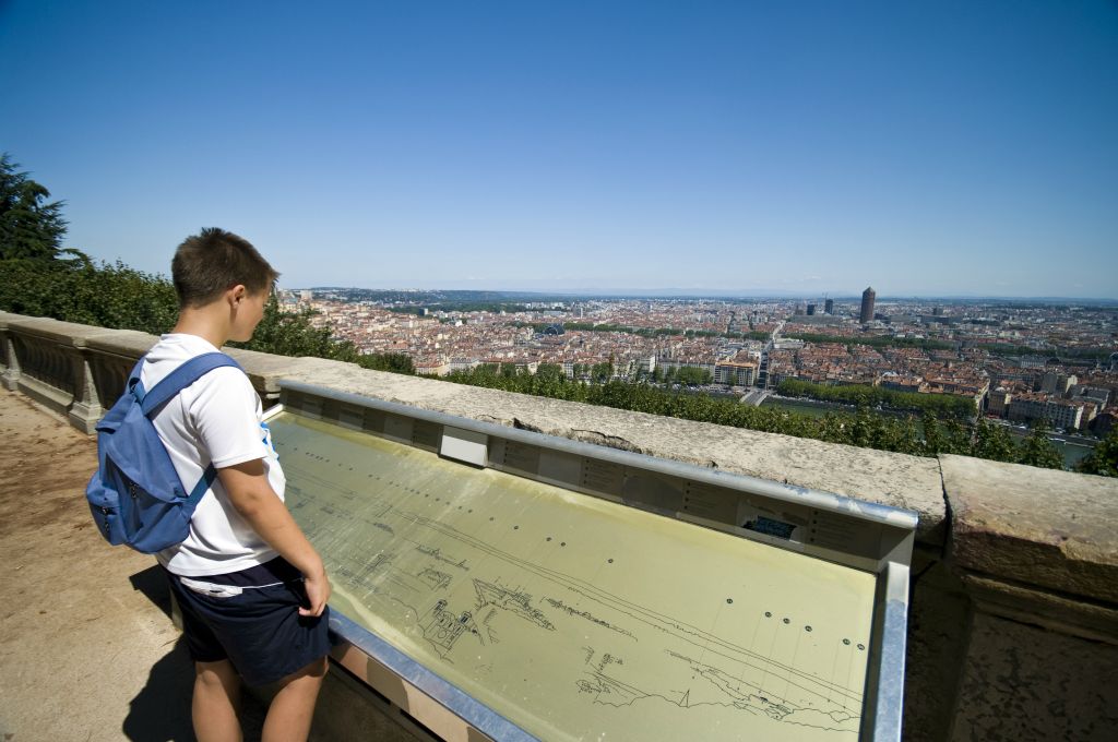 Bron: DreamstimeVanaf de heuvel Fourvière heeft u een prachtig uitzicht over de rivieren en de binnenstad van Lyon.Bij metrostation Vieux Lyon is een kabelbaan die je bij de basiliek op de heuvel brengt.