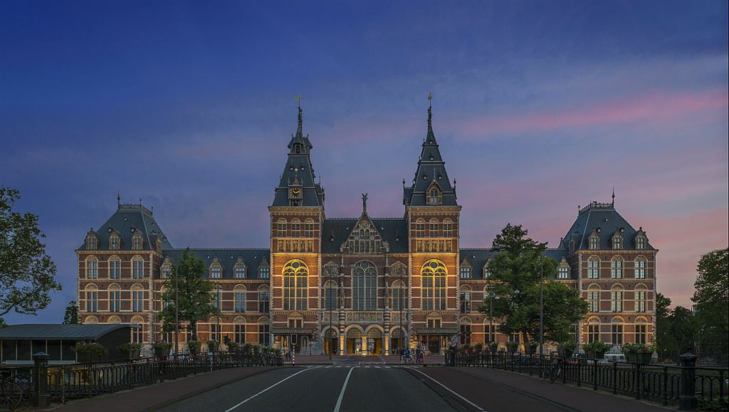 Het Rijksmuseum is één van de mooiste musea van Amsterdam. Veel toeristen komen vooral naar het museum voor de beroemde schilderijen uit de 17de eeuw maar er is veel meer te zien. Fotograaf John Lewis MarshallTip: Een bezoek aan het Rijksmuseum.