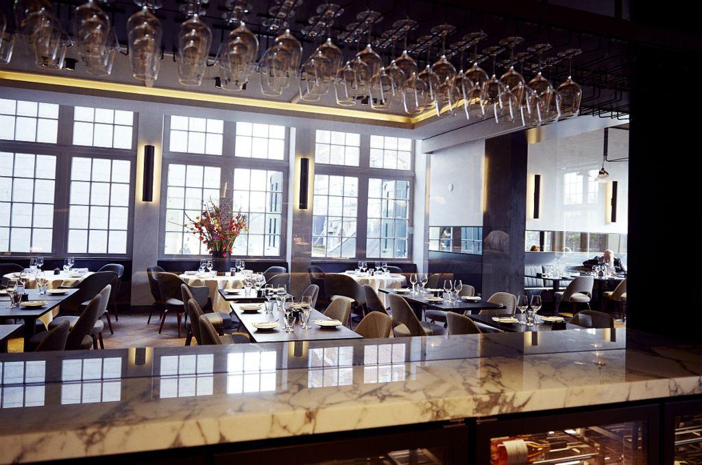 Het restaurant is zeven dagen per week geopend voor een lunch of diner. Er is ook een café en een groot terras. Het restaurant en het café zijn zonder kaartje voor het Rijksmuseum toegankelijk. Fotograaf Erik Smits