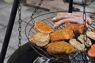 landheer Mens Emigreren Koken op een kampvuur in de tuin in een vuurschaal of een vuurkorf.